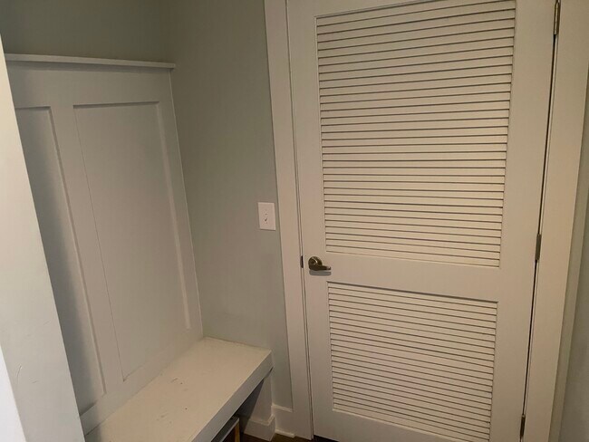 Foto del edificio - 1069 E Trinity Ln