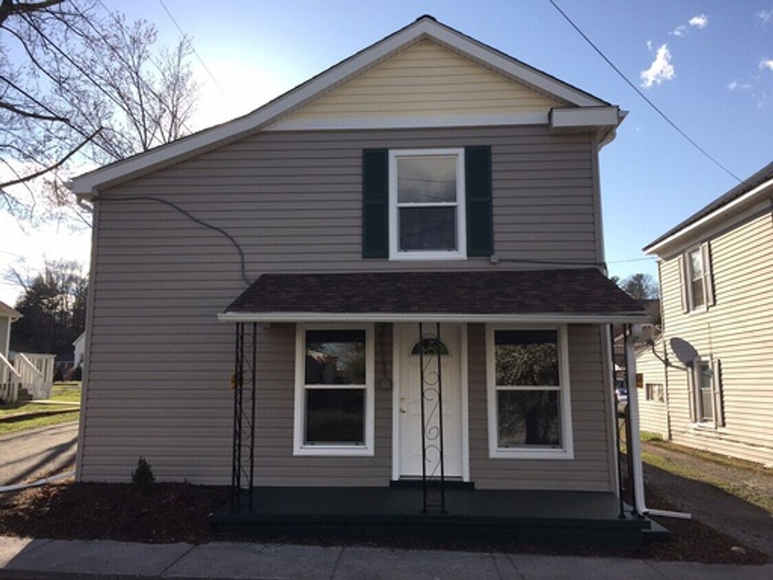 Radford (blocks from RU Campus), 5 BR / 3 House Rental in Radford