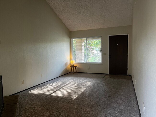 Building Photo - Newly Renovated 2 Bedroom, 2 Bathroom 1050 Sqft. 1/2 Plex Orangevale Home for Lease.
