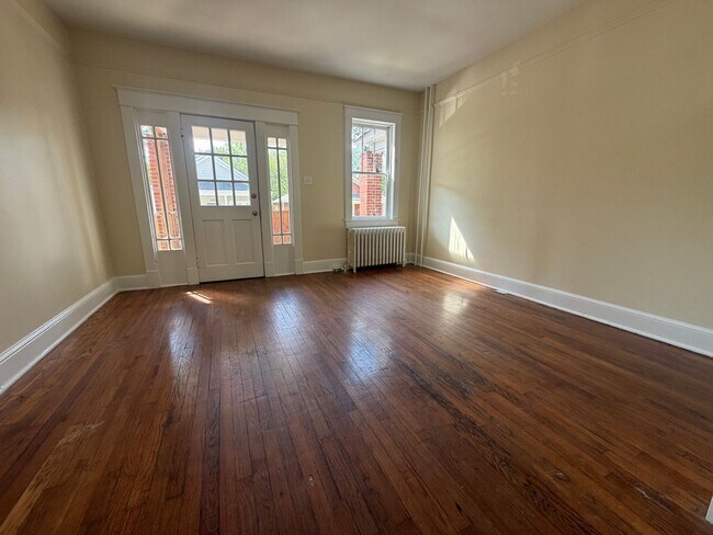Foto del edificio - Beautiful brick two-story townhome
