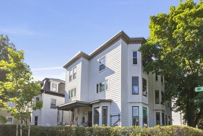 Building Photo - 1560 Cambridge St