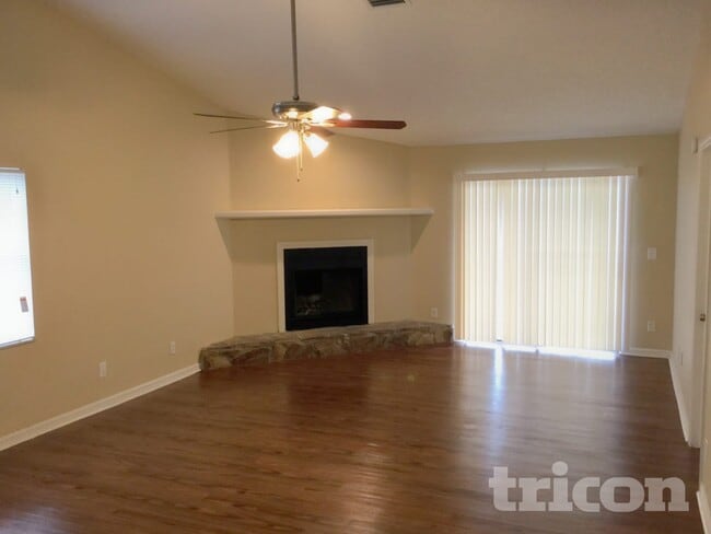 Building Photo - 2025 Helm Ln