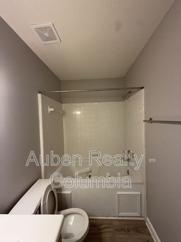 Building Photo - 469 Coops Ct