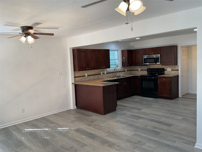 Foto del edificio - 5728 Sylvia Dr