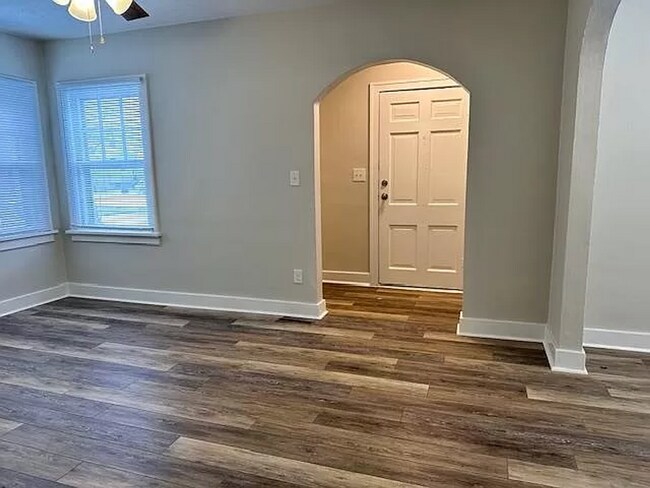 Building Photo - Stunning 3 Bed 1 Bath In Quiet Neighborhood