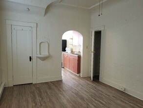 Building Photo - 462 Evans Ave