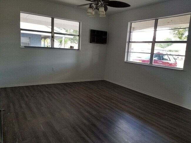 Foto del edificio - Southwest Winter Haven Three-Bedroom Home