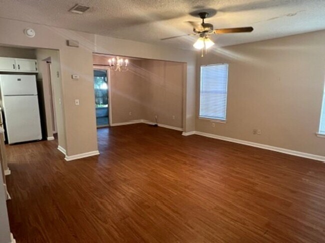 Foto del edificio - 3BR/2.5BA Two Story Available Now!