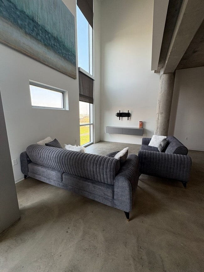 Building Photo - Oversized Loft With Downtown Views