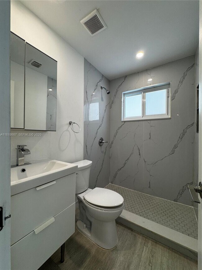 Foto del edificio - 111 NW 7th Ave