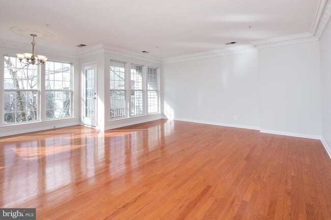 Foto del edificio - 214 Fallsgrove Blvd