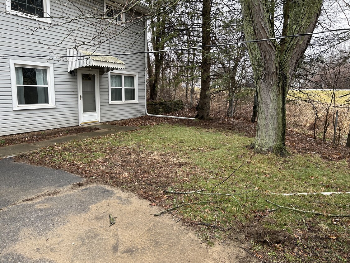 Front entrance and yard - 3437 Friendsville Rd