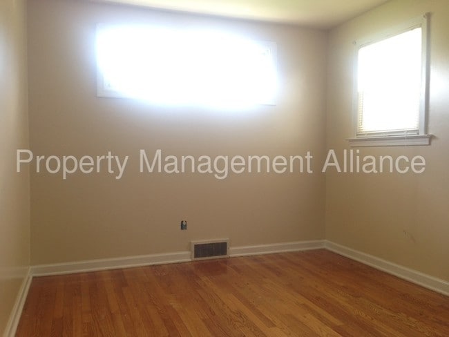Building Photo - 923 Jamesville Ave