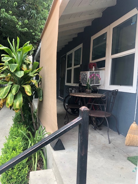 Building Photo - 452 E Angeleno Ave