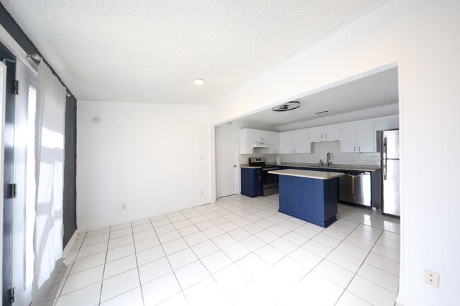 Building Photo - 203 Chestnut Dr