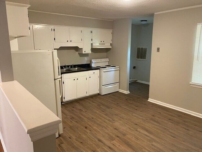 Building Photo - Nicely updated 2 bed 1 bath duplex