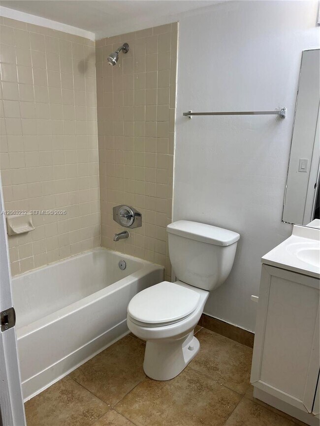 Foto del edificio - 9491 Palm Cir S