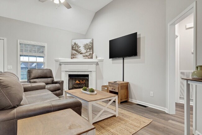 Foto del edificio - FULLY and Tastefully furnished 3 bedroom h...