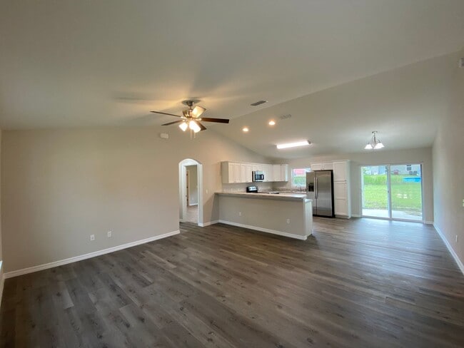 Building Photo - Custom Home - Desirable SE Ocala Neighborh...