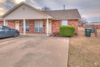 Building Photo - 828 Russell Cir