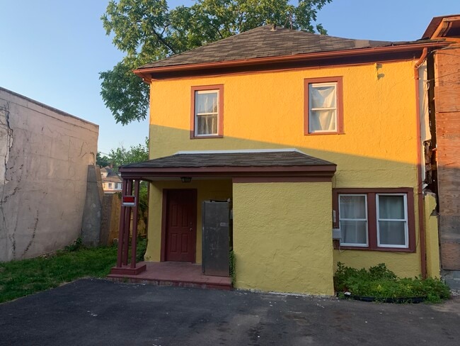 Building Photo - 305 Watson Ave