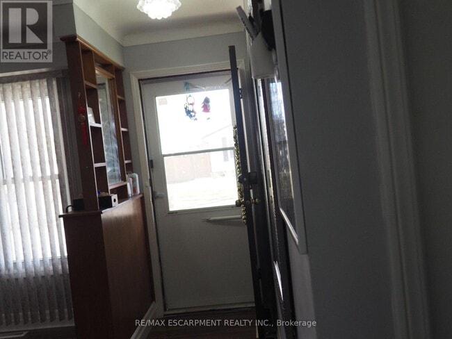 Building Photo - 7543 Redhaven Crescent