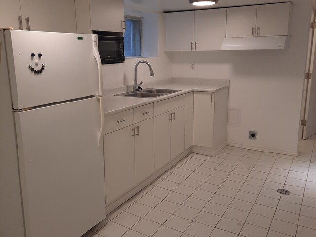 Building Photo - 727 Coxwell Av