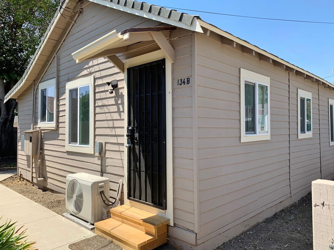 Foto principal - 2 Bedroom Home in Hollister