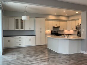Building Photo - 565 S Ridgemark Dr