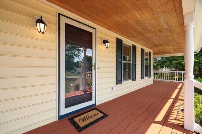 Building Photo - Large 5 Bedroom/3.5 Bathroom Home in Mecha...