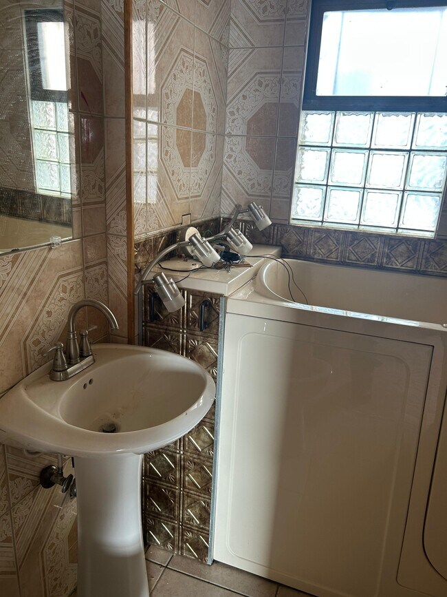 Building Photo - 7840 S Saginaw Ave