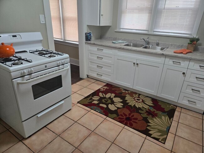 kitchen - 4718 Cimarron St
