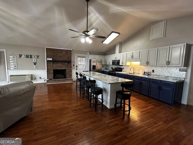 Building Photo - 1550 Shady Oaks Ln