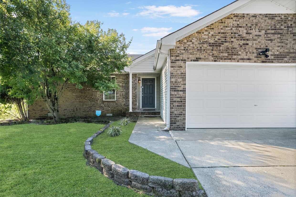 Primary Photo - 590 Flower Dr