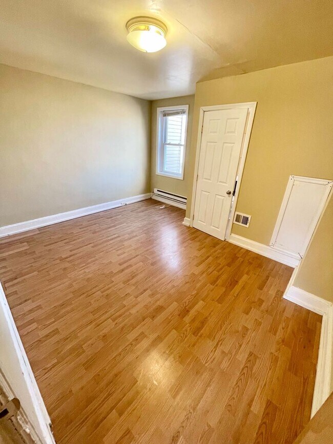 Building Photo - Fantastic 2 Bedroom Available Now