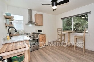 Building Photo - 6906 Pin Oak Ct