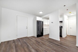 Building Photo - 1045 River St