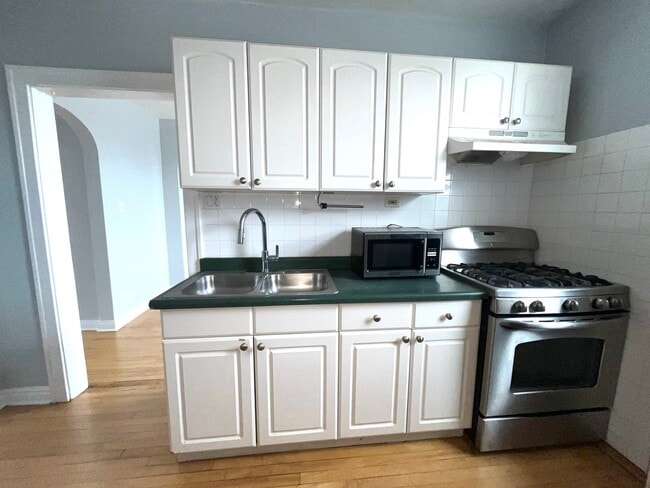 Foto del edificio - 5852 W Higgins Ave