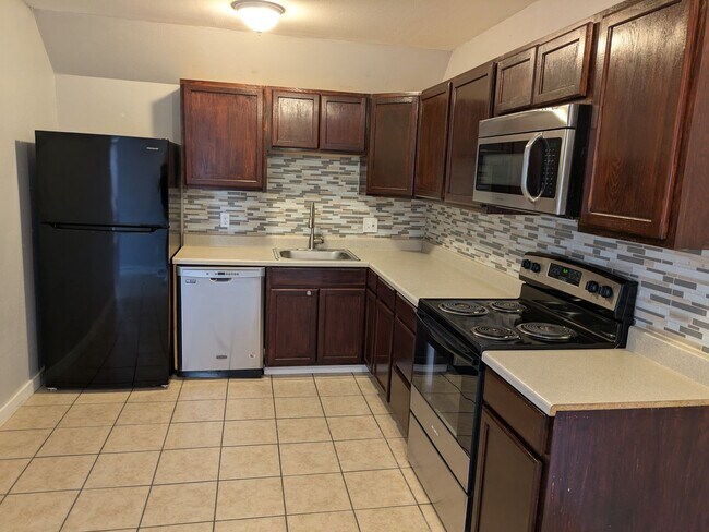 Foto del edificio - 2 bedroom 1.5 bathroom apartment in Norman...