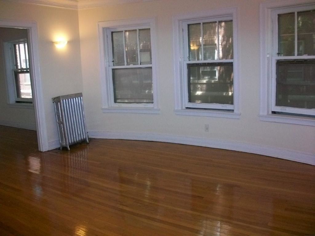 Primary Photo - 2804 N Cambridge Ave