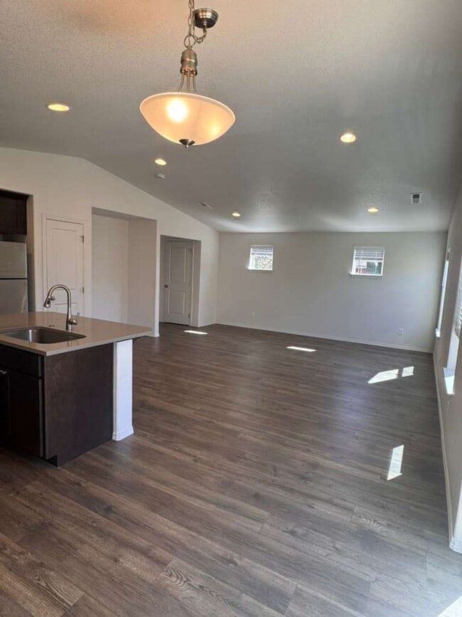 Building Photo - 1642 Zoe Ave