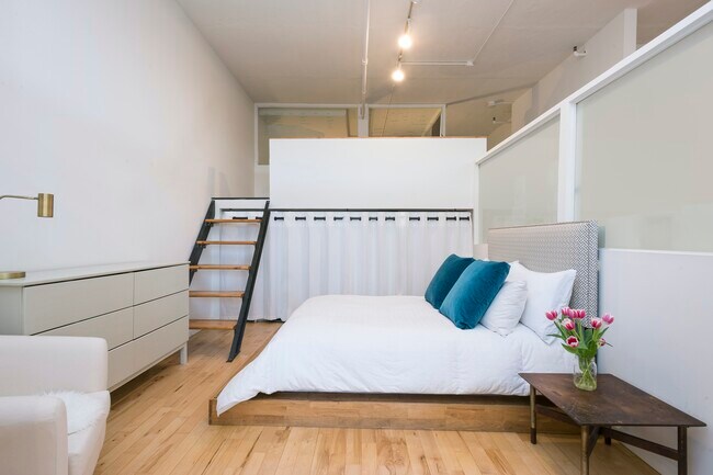 Building Photo - Huge Prospect Heights Loft