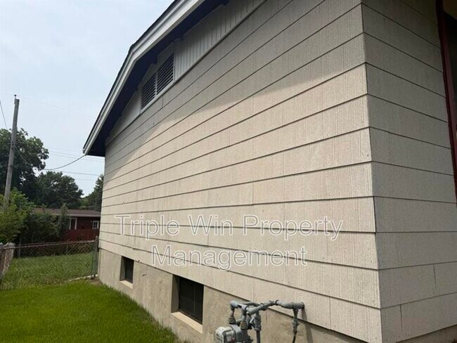 Building Photo - 10319 Varnum Dr