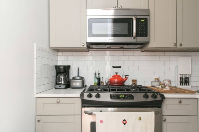 Building Photo - Furnished 2 Bed with a Private Roof Deck!!