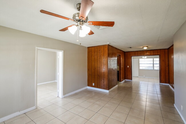 Foto del edificio - 841 NE 51st Ct