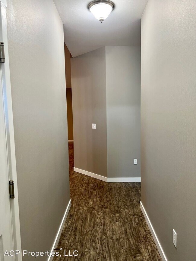 Building Photo - 3 br, 2 bath House - 110 W. 3rd St. #B
