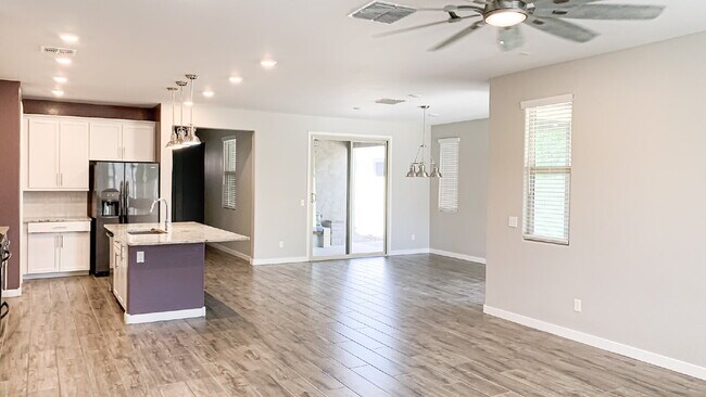 Building Photo - "Spacious 3-Bed, 3-Bath Mesa Retreat with ...