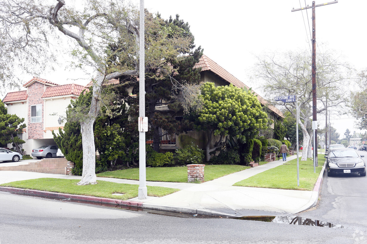 Building Photo - 10555 Woodbine St