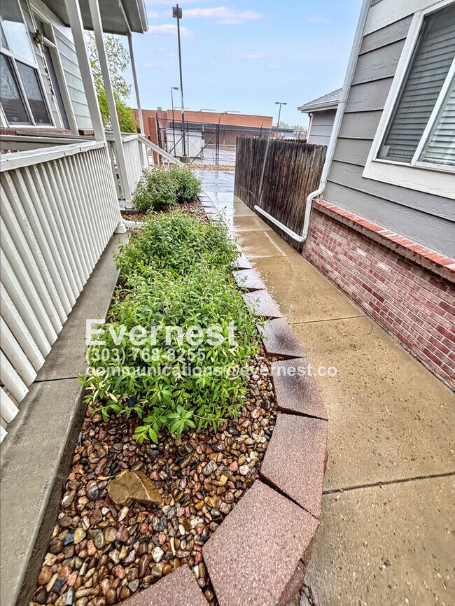 Building Photo - Modern 2-Bedroom Townhome with Full Applia...