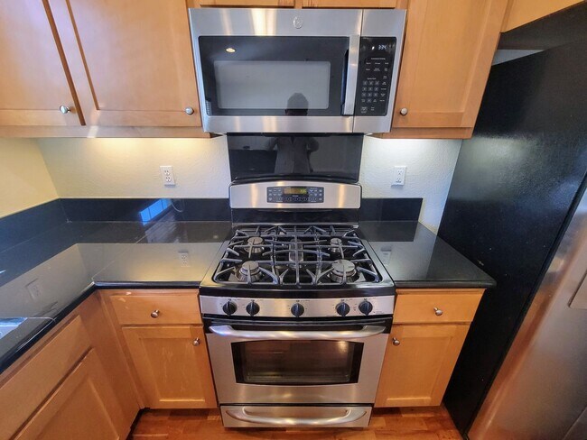Foto del edificio - Beautiful 3 Bedroom 2.5 Bath Townhouse Wit...